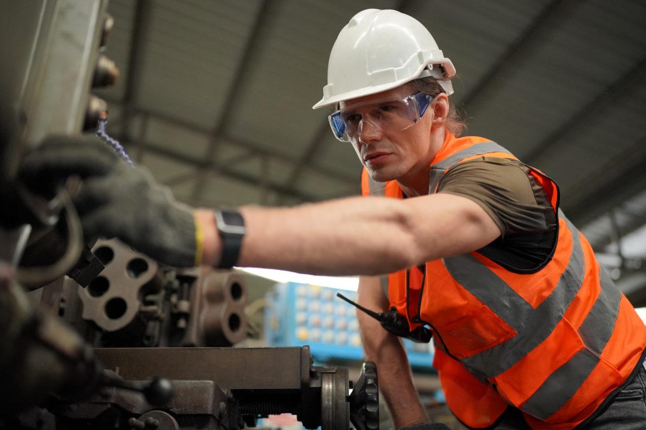 Colaborador da indústria metalúrgica Brastetto em operação